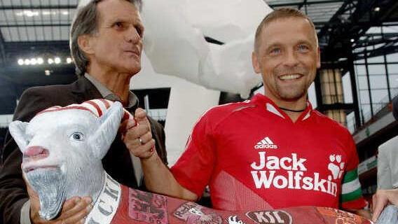 Thomas Häßler (rechts, mit Wolfgang Overath) beim Abschiedsspiel vor fast genau zehn Jahren in Köln. Der Ex-Profi gehört zum Trainerteam der Aktion "(wieder)entdeckt", bei der Fußballtalente ab 18 sozusagen über den zweiten Bildungsweg eine Prof-Karriere starten, Foto: dpa
