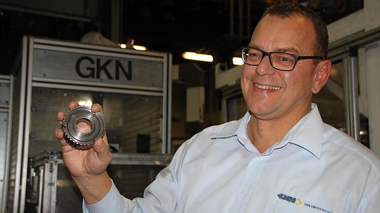 Harald Jörg, Leiter Produktionstechnik bei GKN, zeigt ein Einzelteil. Foto: Ulrike Müller