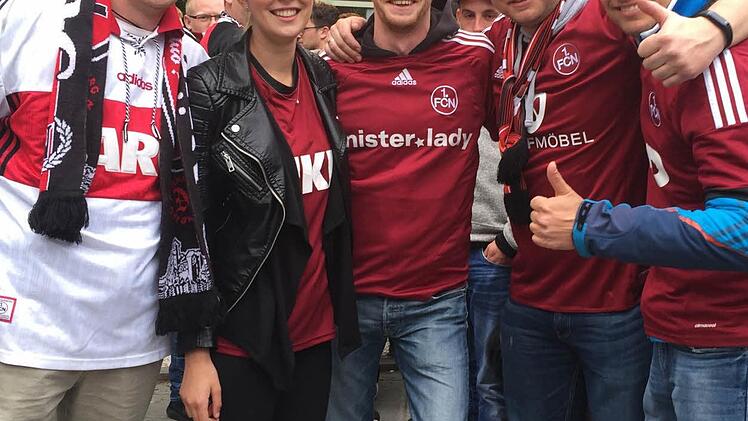 Club-Fans aus Mittelehrenbach, die vor Anpfiff noch zuversichtlich im "Gärtla" ein Bierchen trinken wollten. Von links: Thomas Held, Anna Kraus, Mathias Held, Christian Ebenhack und Johannes Frank. Foto: Leo Hühnlein