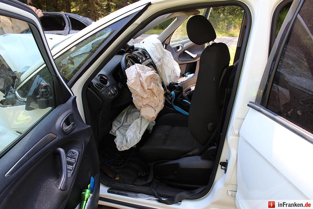 Frontalcrash fordert zwei Tote - Auto geht in Flammen auf