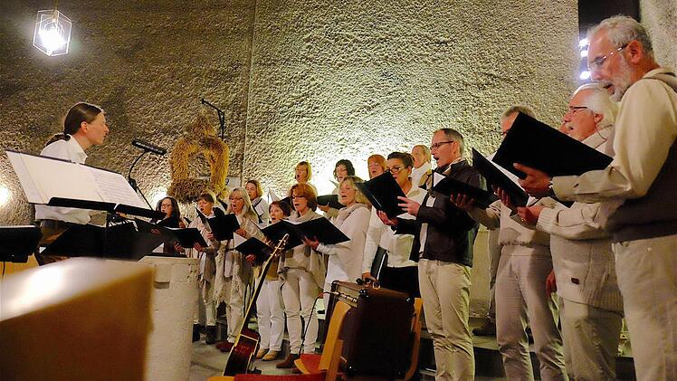 Unter der Überschrift "Lebenszeiten" stand das Konzert der Gesangs- und Instrumentalgruppe (GuIG) mit Dirigent Stefan Ammersbach am Freitagabend in der evangelischen St.-Michaelskirche.  Foto: Gerd Schaar