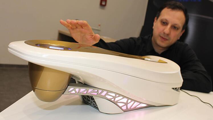 Designer Askin Tas aus Hof erklärt den Thermocupholder, den er für Dr. Schneider designt hat. Foto: Lisa Kieslinger