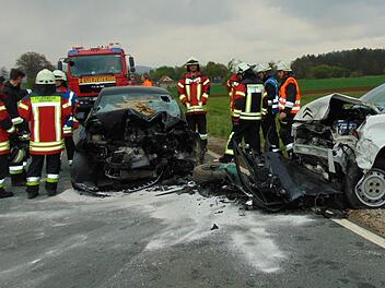 Der Seat mit LAU-Kennzeichen krachte mit dem Citroen (r.) aus Eckental zusammen. Foto: Petra Malbrich