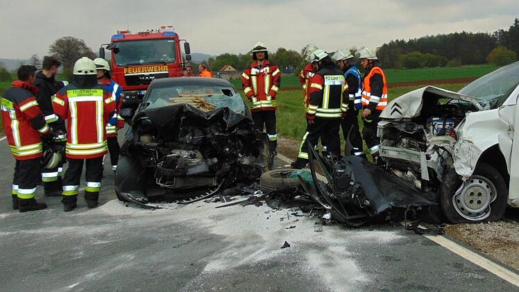 Der Seat mit LAU-Kennzeichen krachte mit dem Citroen (r.) aus Eckental zusammen. Foto: Petra Malbrich