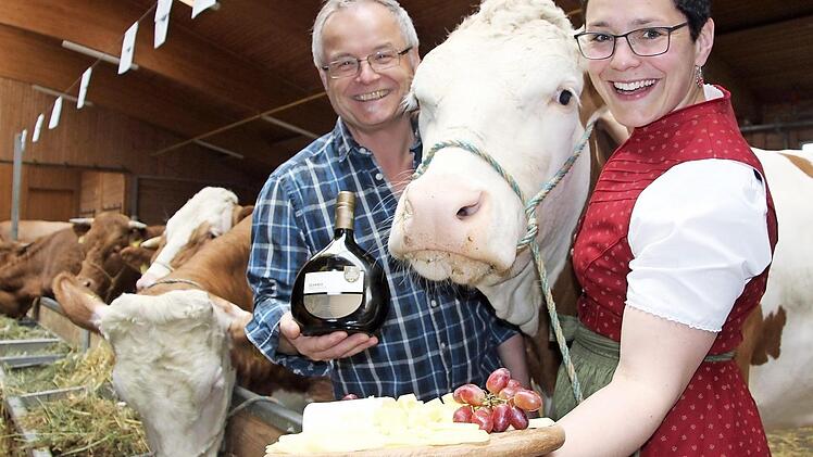 Fleckvieh-Dame Franzi lässt sich von Wolfgang Wanner (stellv. Geschäftsführer des Rinderzuchtverbandes Franken) und Landwirtin Christine Löb gern umarmen - zumal die Käseplatte durchaus ihr Interesse weckt. Am 20. und 21. Mai sind alle Franken eingeladen, in Dettelbach Kühe, Käse und Wein zu feiern.  Fotos: Diana Fuchs