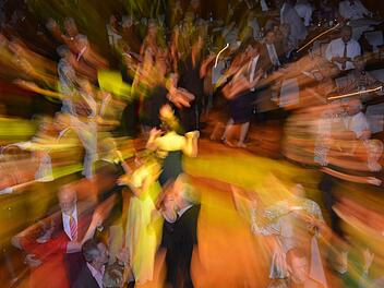 Die Profi-Tanzpaare sammelten beim Grand Prix in Bad Kissingen möglichst viele Punkte. Aber auch die Besucher kamen bei der Tanzveranstaltung im Max-Littmann-Saal auf ihre Kosten und konnten selbst das Tanzbein schwingen (oben). Foto: Björn Hein