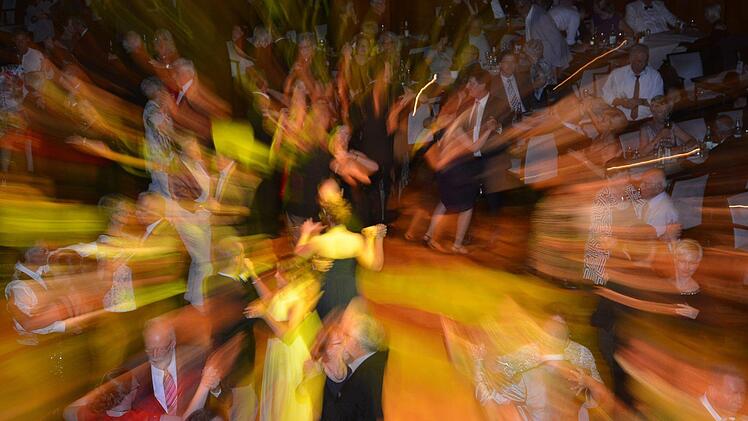 Die Profi-Tanzpaare sammelten beim Grand Prix in Bad Kissingen möglichst viele Punkte. Aber auch die Besucher kamen bei der Tanzveranstaltung im Max-Littmann-Saal auf ihre Kosten und konnten selbst das Tanzbein schwingen (oben). Foto: Björn Hein