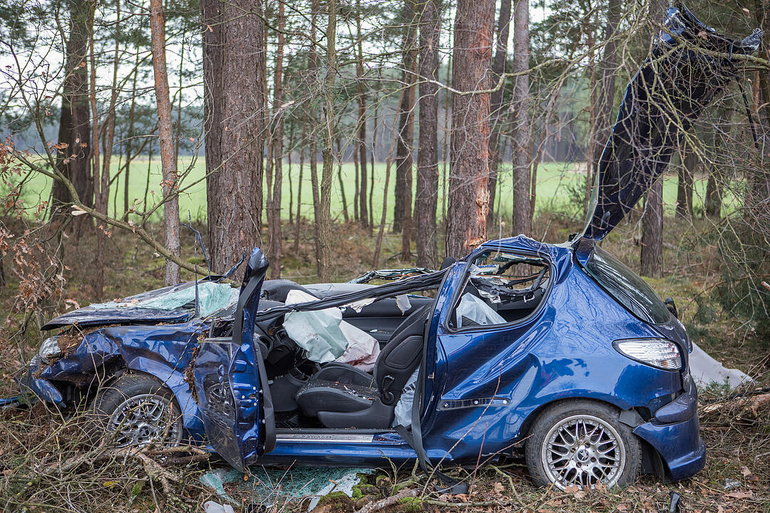 25-Jähriger rast mit seinem Auto in ein Waldstück