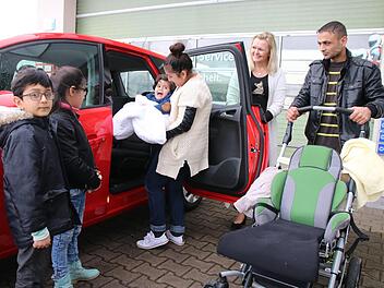 Die nach hinten öffnende Tür des Opel Meriva ist ideal, um Yusef samt des sperrigen Korrekturapparats an seinen Beinen ins Auto zu bringen. Im Bild (von links) die Geschwister Rashid und Asya, Yasmin Mohamad mit Yusef, Barbara Hahn und Samir Mohamad.  Foto: Dagmar Besand