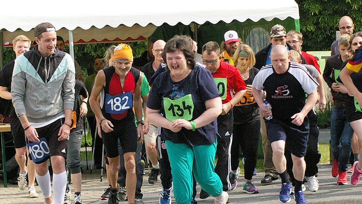 14. "Lauf um die Wefa-Seßlach", Start der Läufer Foto: Ulrich Zetzmann