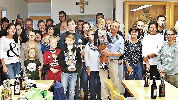 10 095 "abgestrampelte" Kilometer bescherten dem Radfahrverein Concordia Altenkunstadt sowohl den Bezirkssieg bei den oberfr&auml;nkischen BRV-Wanderfahrten als auch den ersten Platz in der Jugendwertung. Im Bild die erfolgreichen Radwanderer  Foto: Bernd Kleinert