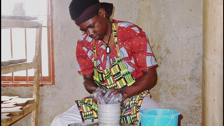 Beim Weihnachtsmarkt wird Keramik gezeigt, die junge Töpfer aus Uganda hergestellt haben. Fotos: privat