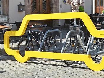 Der Fahrradständer am Marktplatz leuchtet jetzt auch in der Herzo-Farbe gelb.  Fotos: Bernhard Panzer