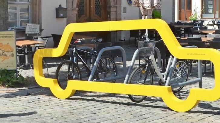 Der Fahrradständer am Marktplatz leuchtet jetzt auch in der Herzo-Farbe gelb.  Fotos: Bernhard Panzer