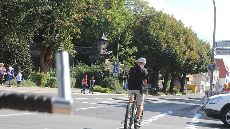 Eine Gefahrenstelle ist die Verengung auf der Bamberger Straße: Der Fahrradstreifen endet auf Höhe der Von-Brun-Straße direkt an der Querungshilfe: Die Radler, die auf der Straße weiterfahren, sind wegen der Fahrbahnverengung durch den rollenden Verkehr gefährdet. Vorschlag des ADFC Forchheim: Weiterführung des Fahrradstreifens als Schutzstreifen oder Versetzung der Querungshilfe. Auch nach der Sanierung der Bamberger Straße blieb die Engstelle. Foto: Ronald Heck