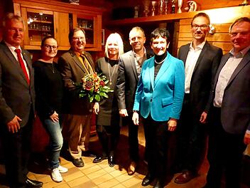 Gratulation für Ingo Moos nach der Nominierung (von rechts): Kreisrat Siegfried  Küspert, Unterbezirksvorsitzender Simon Moritz, Kreisvorsitzende MdL Inge  Aures, Ingo und Yvonne Moos, Zweiter Bürgermeister Albert Kolb,  OV-Vorsitzende Stefanie Diersch, Bürgermeister Werner Diersch. Dieter Hübner