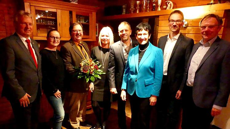 Gratulation für Ingo Moos nach der Nominierung (von rechts): Kreisrat Siegfried  Küspert, Unterbezirksvorsitzender Simon Moritz, Kreisvorsitzende MdL Inge  Aures, Ingo und Yvonne Moos, Zweiter Bürgermeister Albert Kolb,  OV-Vorsitzende Stefanie Diersch, Bürgermeister Werner Diersch. Dieter Hübner