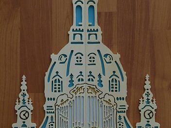 Ein Modell der Dresdener Frauenkirche hat Arnim Waldau gebaut. Rund eine Woche dauerten die Arbeiten mit Laubsäge und Brennstift.Foto: Arnim Waldau