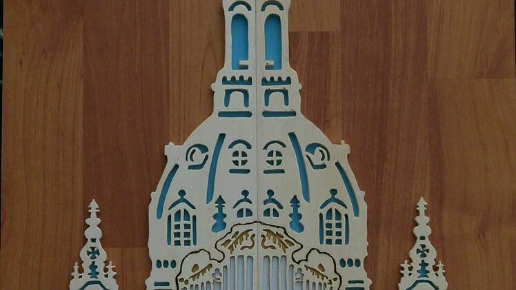 Ein Modell der Dresdener Frauenkirche hat Arnim Waldau gebaut. Rund eine Woche dauerten die Arbeiten mit Laubsäge und Brennstift.Foto: Arnim Waldau