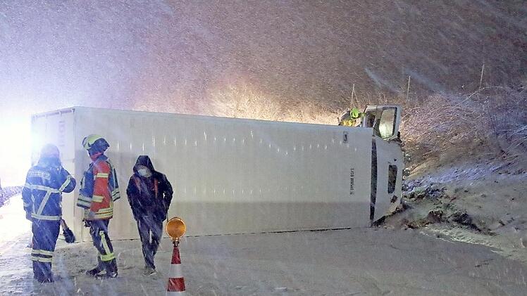 Der Gesamtschaden nach dem Unfall liegt bei rund 100 000 Euro.