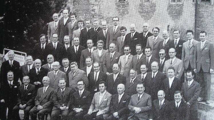 Stolz präsentierte sich 1971 der Männerchor zu seinem 50. Gründungstag als geballte Sängermacht vor dem Schloss Saaleck.