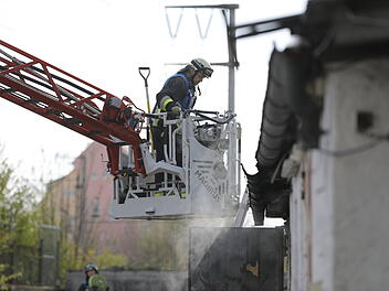 Feuer in unbewohntem Haus: Gebäude zur Hälfte in Vollbrand