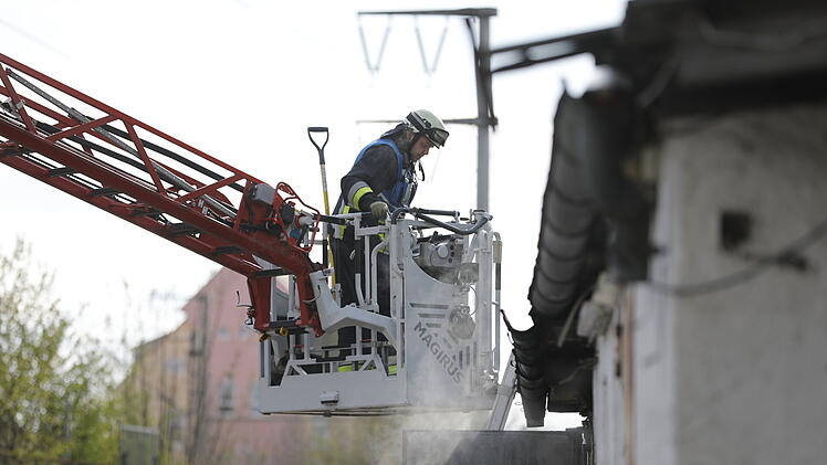 Feuer in unbewohntem Haus: Gebäude zur Hälfte in Vollbrand