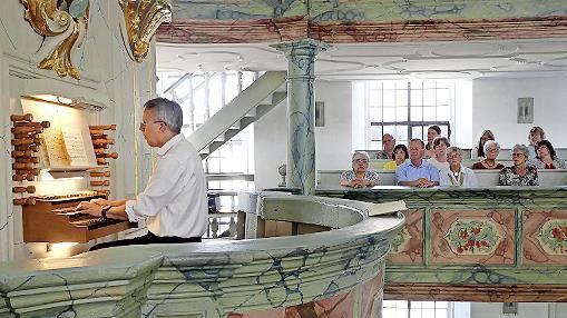 Kirchenmusiker Thomas Grünke erklärte die Geschichte der Trebgaster Barockorgel und demonstriert den Zuhörern, was in dem Instrument steckt.
