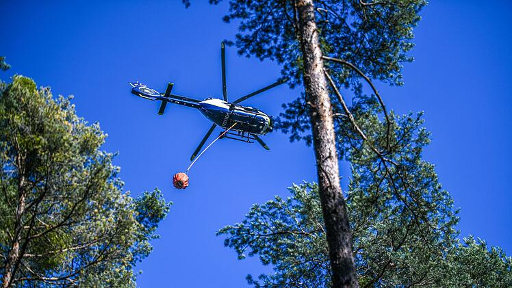L&ouml;schhubschrauber bei Waldbrand