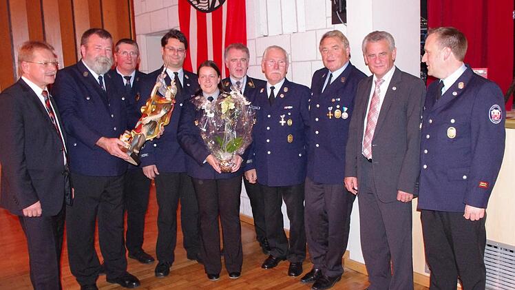 Sie waren sich einig, das 150-jährige Bestehen der Feuerwehr Kronach war ein tolles und außergewöhnliches Fest. Mit im Bild: Bürgermeister Wolfgang Beiergrößlein (links), Vorsitzender Stefan Wicklein und seine Lebensgefährtin, die Vorsitzende der Freiwilligen Feuerwehr Wallenfels, Carolin Stumpf, Kreisbrand Joachim Ranzenberger, Ehrenmitglieder Hans Hutzl und Heinz Schmidt, Landrat Oswald Marr und Kommandant Martin Panzer.