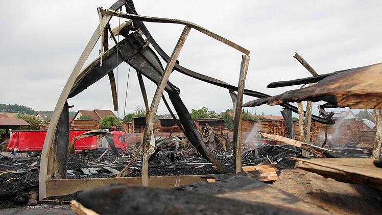Nach dem Brand in einem Sägewerk in Untererthal ragen skelettartig verdrehte Stahlträger aus dem Boden. Foto: Benedikt Borst
