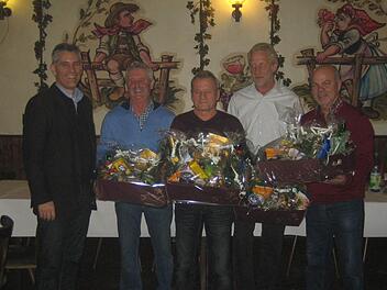 Geschäftsführer Kurt Schmück (links) ehrte und verabschiedete bei der Jahresschlussfeier in seinem Unternehmen (von links) Wolfgang Zink, Josef Dori, Winfried Wegemer und Manfred Emmerth. Foto: privat
