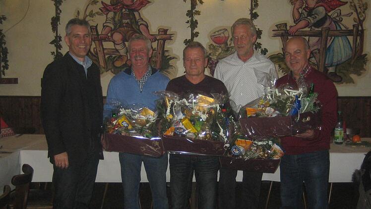 Geschäftsführer Kurt Schmück (links) ehrte und verabschiedete bei der Jahresschlussfeier in seinem Unternehmen (von links) Wolfgang Zink, Josef Dori, Winfried Wegemer und Manfred Emmerth. Foto: privat