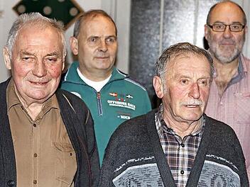 Diese vier Männer halten dem FC Nordhalben seit 50 Jahren die Treue (v. l.): Horst Daum, Erwin Jaksch, Josef Wunder und Ronald Persicke.  Foto: Michael Wunder