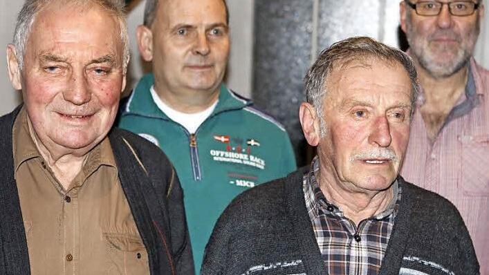 Diese vier Männer halten dem FC Nordhalben seit 50 Jahren die Treue (v. l.): Horst Daum, Erwin Jaksch, Josef Wunder und Ronald Persicke.  Foto: Michael Wunder