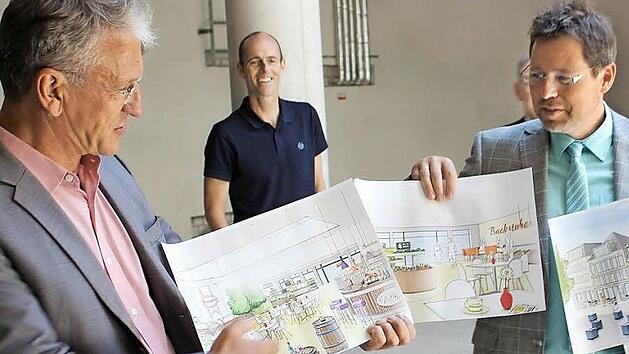 Markthallenbetreiber Werner Häfele (links) und Regionalmanager Stefan Hinterleitner (rechts) zeigen, wie der Innenraum gestaltet werden soll. In der Mitte, unter der Glaskuppel, sollen auch Events möglich sein. Für Ullrich Pfuhlmann (Mitte) von der Wohnbau ist das mit dem Brandschutz gar nicht so einfach zu vereinbaren. Fotos: Ulrike Nauer