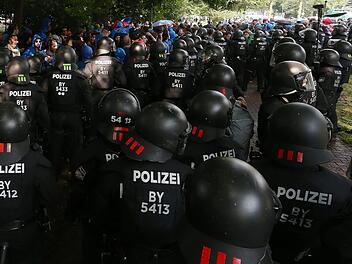 Bei den Demonstrationen gegen den G20-Gipfel der Regierungschefs der führenden Industrienationen in Hamburg sind Polizisten aus Bayern im Einsatz, darunter auch Polizeibeamte aus dem Raum Kulmbach.  Foto: David Young/dpa