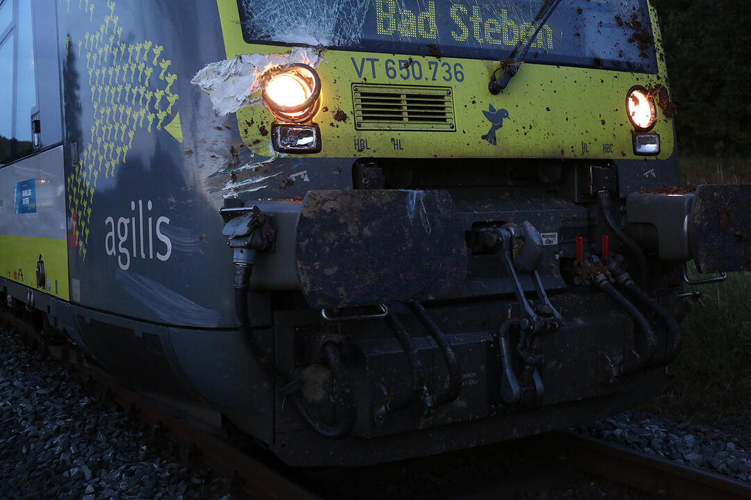 Traktor kracht in Zug - Glücklicherweise lediglich Zuginsassin und Traktorfahrer verletzt – Kollision erfolgte an unbeschranktem Bahnübergang – Unfallursache noch unklar – Großaufgebot an Rettungskräften alarmiert