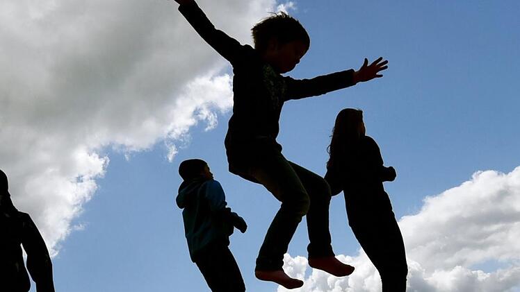Bei einem tragischen Unfall am Montagnachmittag wurde ein vierjähriger Junge im Landkreis Schweinfurt lebensgefährlich verletzt.  Symbolfoto: Ralf Hirschberger/ZB/dpa