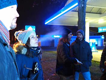 Blaue kalte Nacht: Die Tankstelle an der Bamberger Straße ist seit fast 25 Jahren die Bühne für ein Klassentreffen der besonderen Art. Mitunter bis in die Morgenstunde dauert das zwanglose Treffen der Schulfreunde. Foto: Christoph Winter