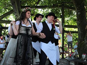 Die Tanzburschen und Madla beim Eröffnungstanz auf der Peestener Linde. Katharina Müller-Sanke