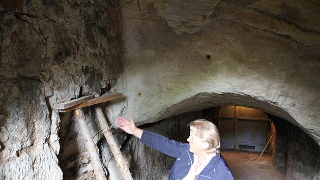 Am Bierkeller von Irene Häusler sind Teile der Decke und der Wände heruntergekommen. Die historische Lagerstätte wird nun notdürftig gestützt. "Wenn weiter die Lkw über den Kellern fahren, ist der nächste Schaden eine Frage der Zeit", sagt sie.Hendrik Kowalsky