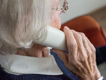 Ältere Menschen ohne Internetanschluss haben in manchen Kommunen die Möglichkeit, sich mit einem Anruf im Rathaus für das Impfen anzumelden. Symbolbild: pixabay.com/sabinevanerp