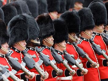 Mehr als 1.400 Soldaten, 200 Pferde und 400 Musiker formieren sich zur alljährlichen Militärparade "Trooping the Colour" auf dem Exerzierplatz Horse Guards Parade in London.