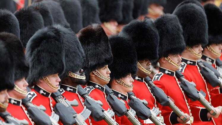 Mehr als 1.400 Soldaten, 200 Pferde und 400 Musiker formieren sich zur alljährlichen Militärparade "Trooping the Colour" auf dem Exerzierplatz Horse Guards Parade in London.