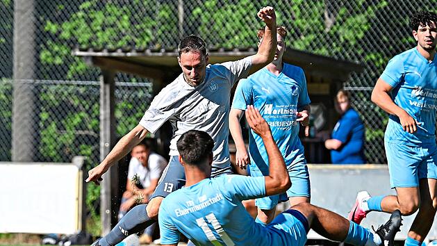 Das Turnier in Geschwand: Oliver Seybold (li., Spielertrainer SG Geschwand/Wolfsberg) im Zweikampf mit Julian Hofmann vom TSV Ebermannstadt.Sportfoto Zink