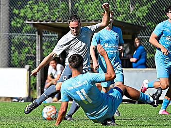 Das Turnier in Geschwand: Oliver Seybold (li., Spielertrainer SG Geschwand/Wolfsberg) im Zweikampf mit Julian Hofmann vom TSV Ebermannstadt.Sportfoto Zink