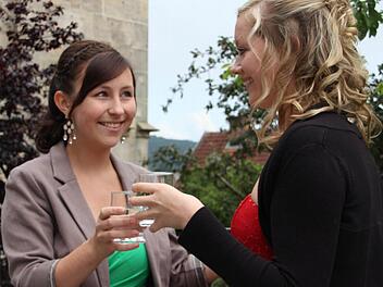 Katharina Lunk (links) weiß, dass der Schulabschluss auch den Abschied von vielen Weggefährten bedeutet. Dennoch ist die Freude bei ihr und ihrer Freundin Linda Weise über das Erreichte groß. Foto: Veronika Schadeck