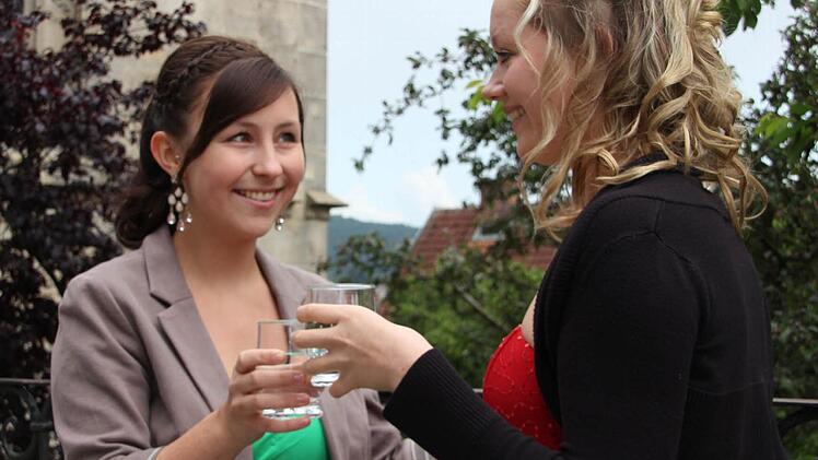 Katharina Lunk (links) weiß, dass der Schulabschluss auch den Abschied von vielen Weggefährten bedeutet. Dennoch ist die Freude bei ihr und ihrer Freundin Linda Weise über das Erreichte groß. Foto: Veronika Schadeck