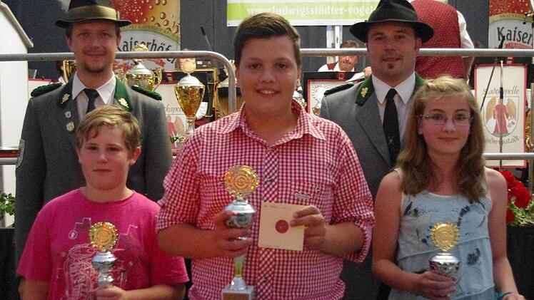 Vogelkönig wurde Christoph Dietz (vorne, Mitte), hier mit seinem Zweiten Ritter Damian Weith und der Ersten Ritterin Carolin Sinnig. Dahinter stehen Florian Bauer und Frank Ziener